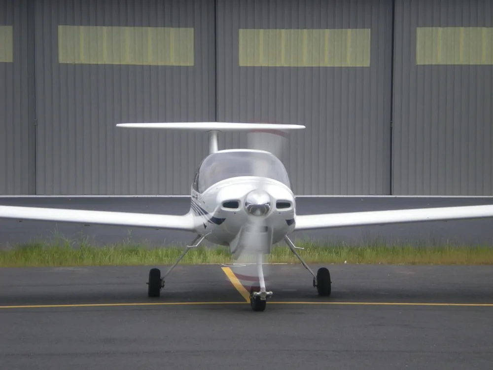 Samolot przed hangarem - General Aviation