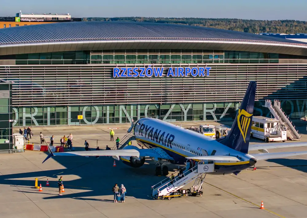 B737 Ryanair przy terminalu portu lotniczego w Jasionce
